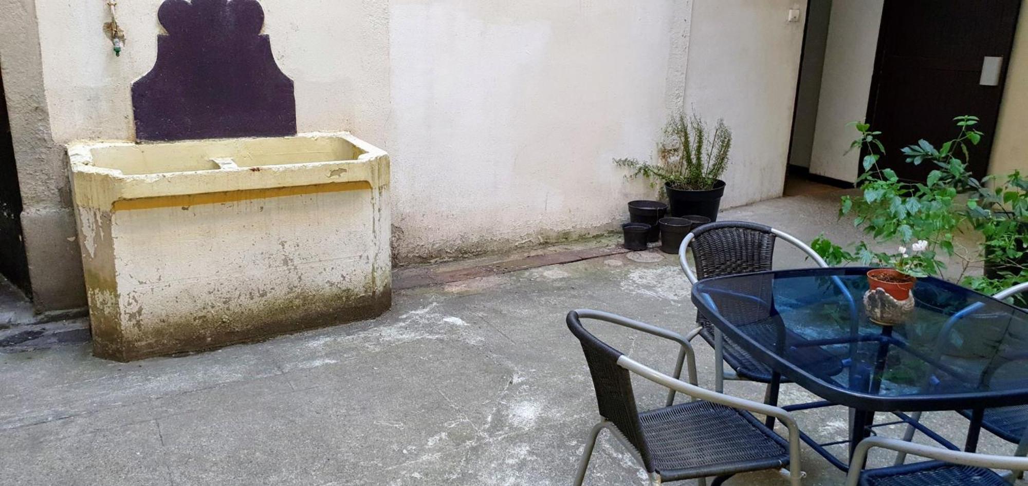 Studio Tres Spacieux Avec Cour, En Plein Coeur De !